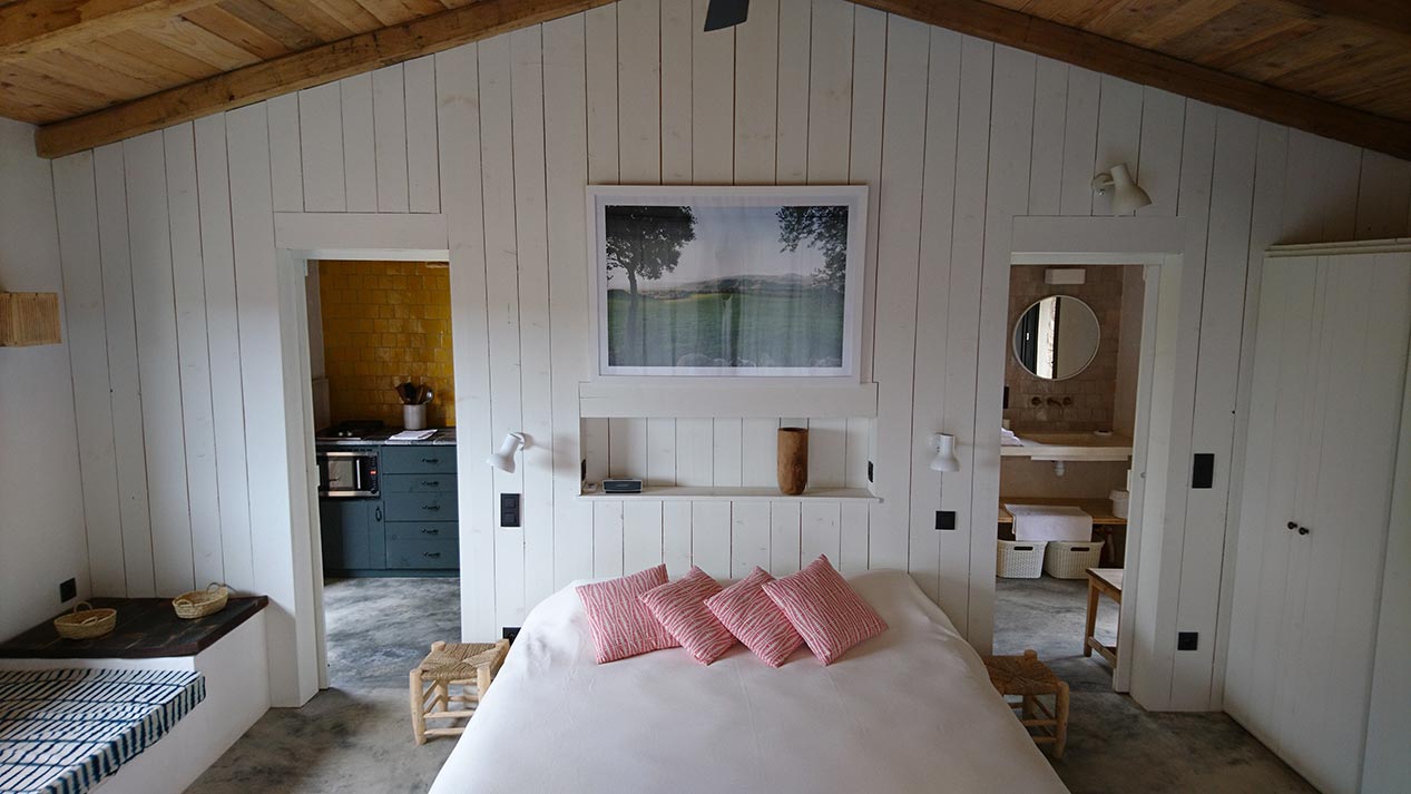 chambre plafond bois petite maison en pierres Corse