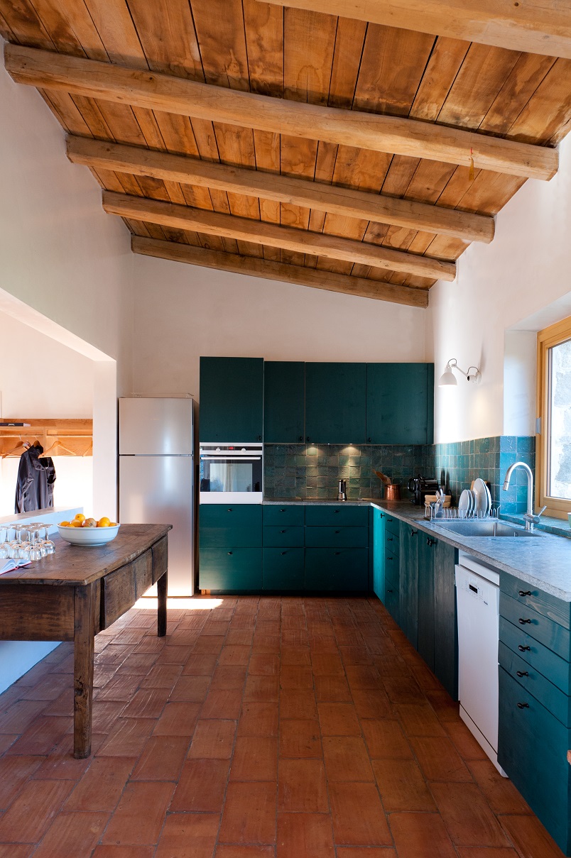 cuisine bleue plafond bois petite maison en pierres Corse