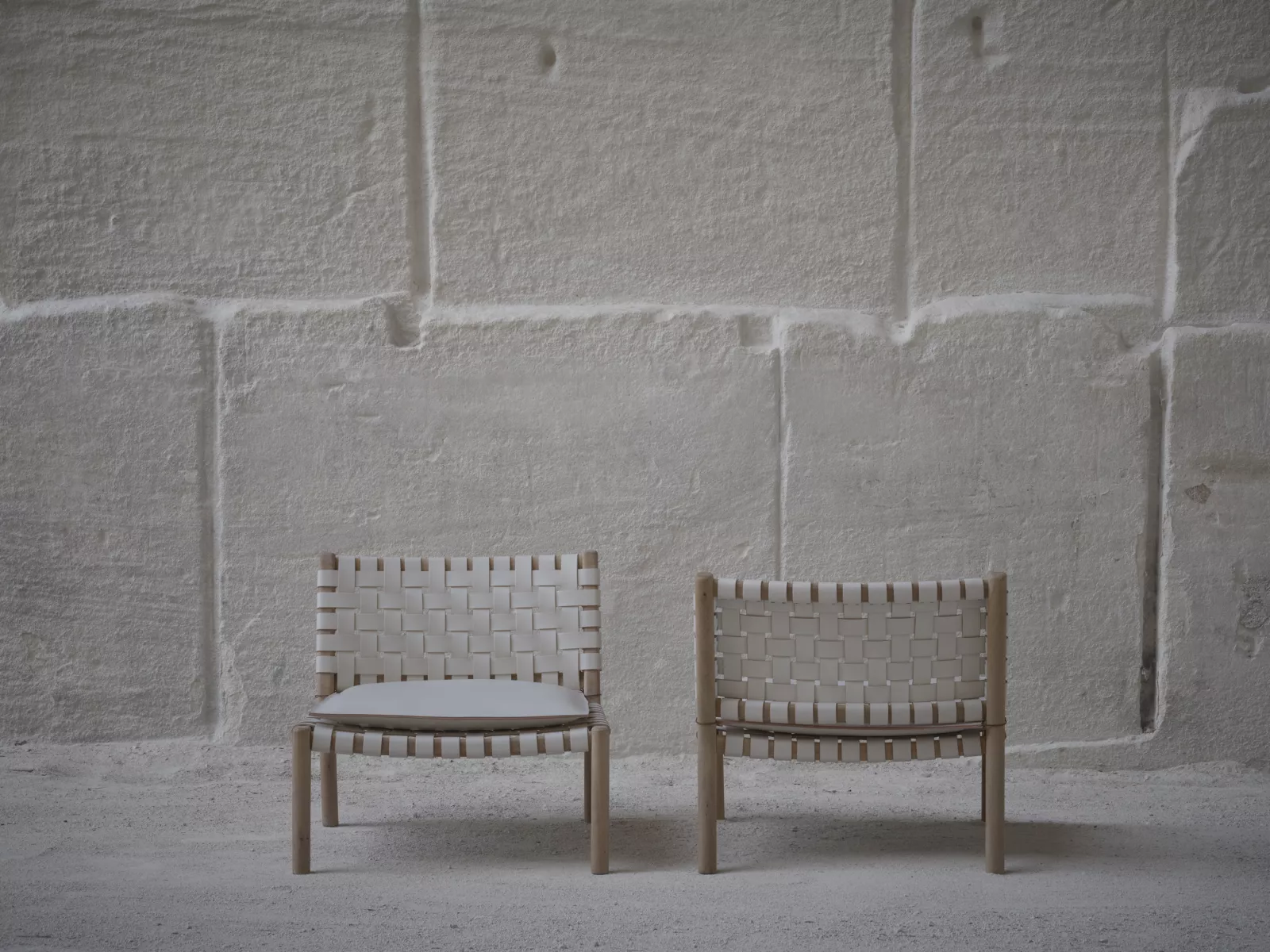 fauteuil à sangle blanche