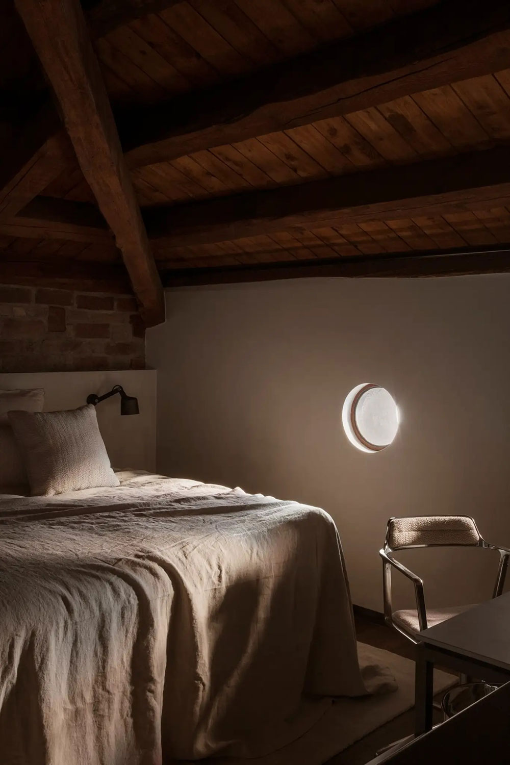 chambre minimaliste mansardée avec poutres chambre minimaliste mansardée avec poutres