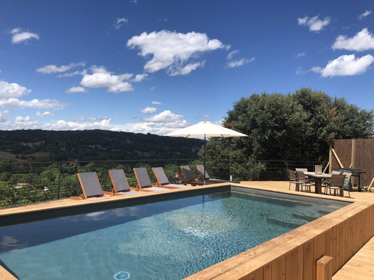 terrasse avec piscine maison en pierres Gard La Valcroze terrasse avec piscine maison en pierres Gard La Valcroze