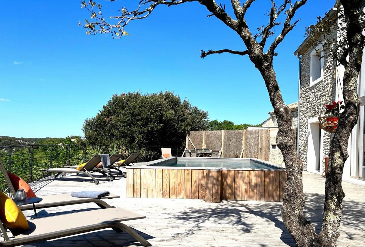 terrasse avec piscine maison en pierres Gard La Valcroze terrasse avec piscine maison en pierres Gard La Valcroze