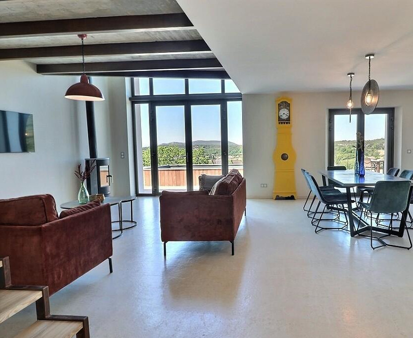 salon avec grande baie vitrée maison en pierres Gard La Valcroze salon avec grande baie vitrée maison en pierres Gard La Valcroze
