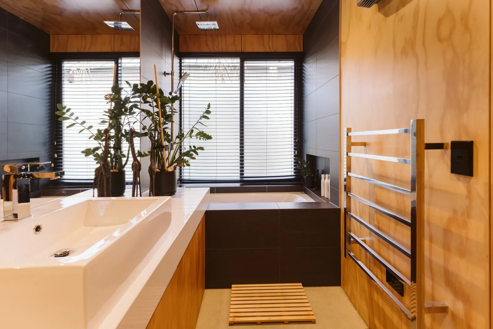 salle de bain bois et noire