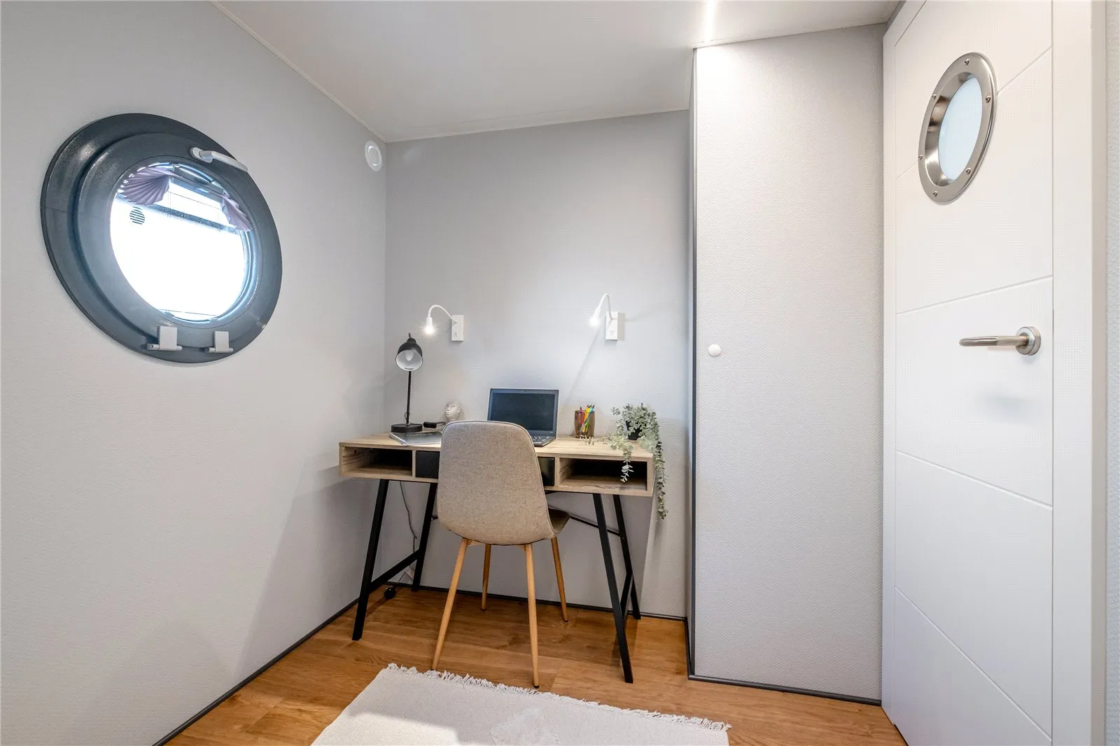 espace bureau avec hublot bateau