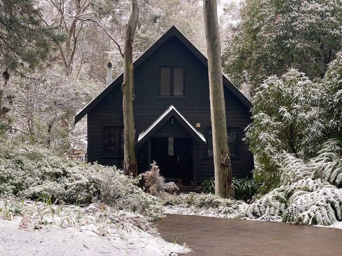 maison en bois à la décoration contemporaine sous la neige maison en bois à la décoration contemporaine sous la neige
