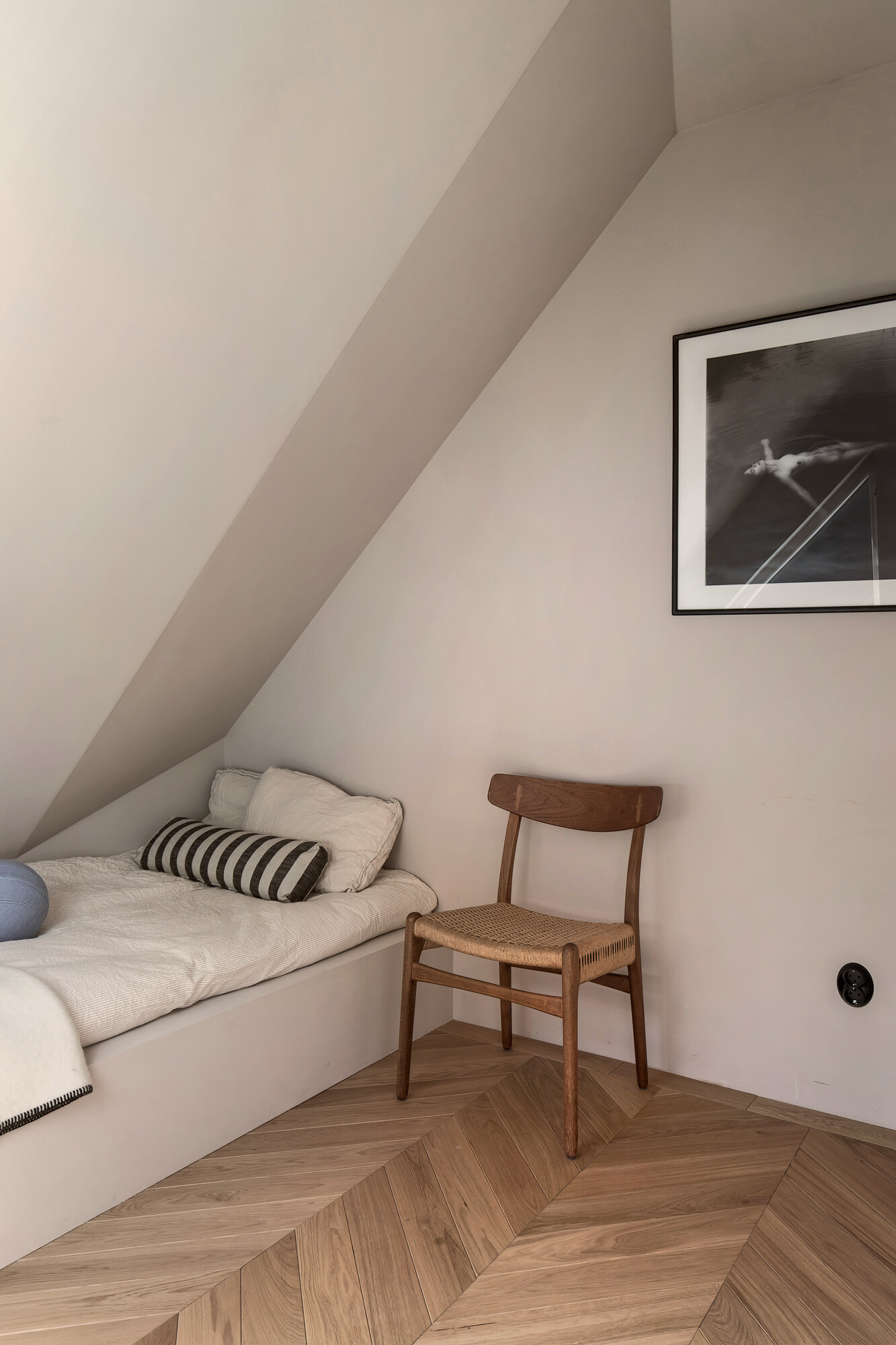 chambre minimaliste mansardée