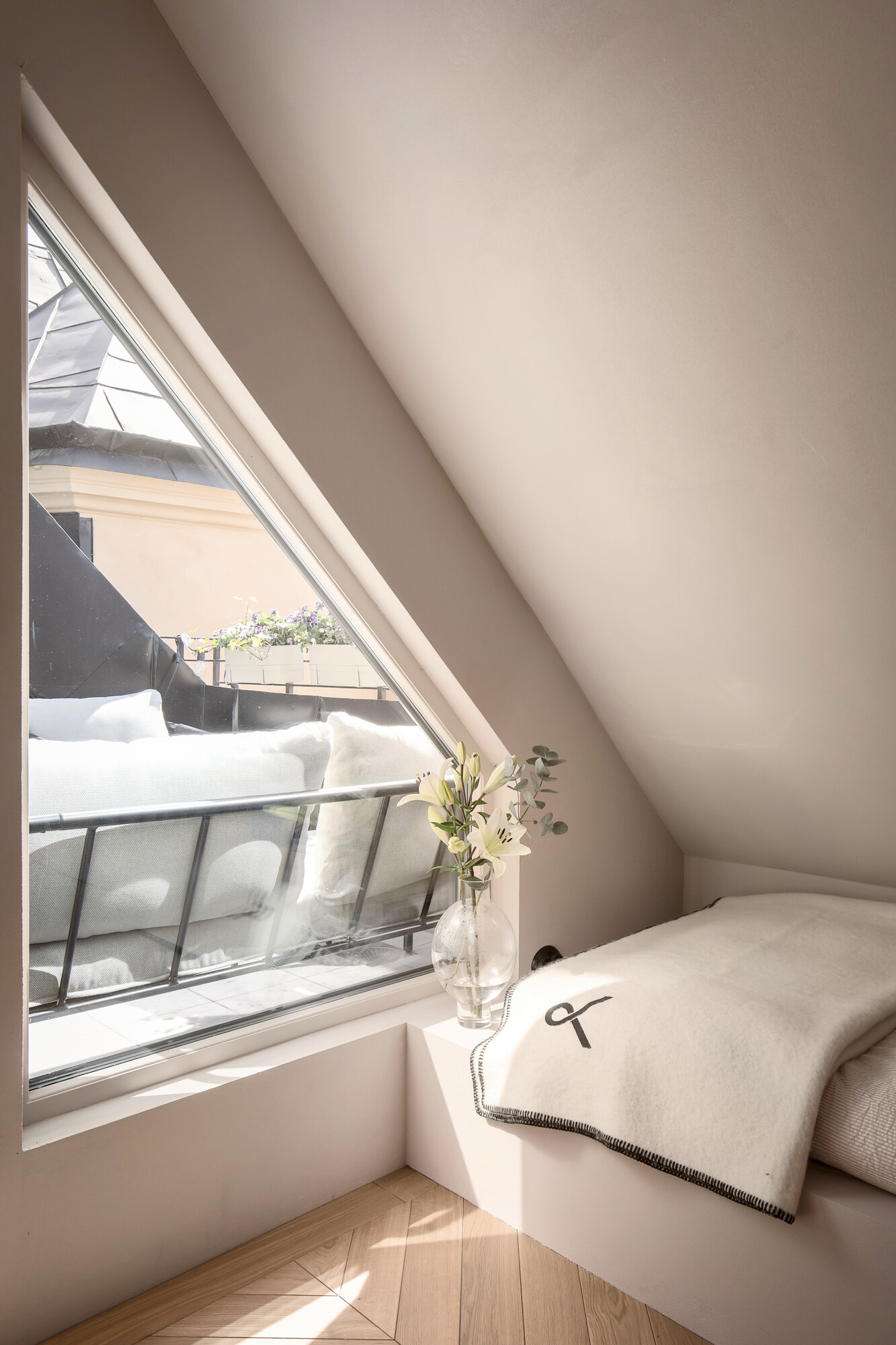 chambre minimaliste mansardée