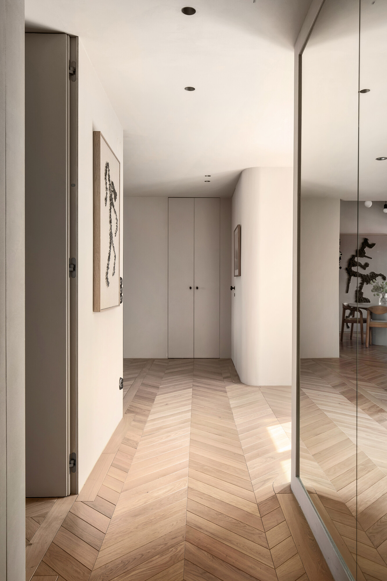 couloir avec placard miroir