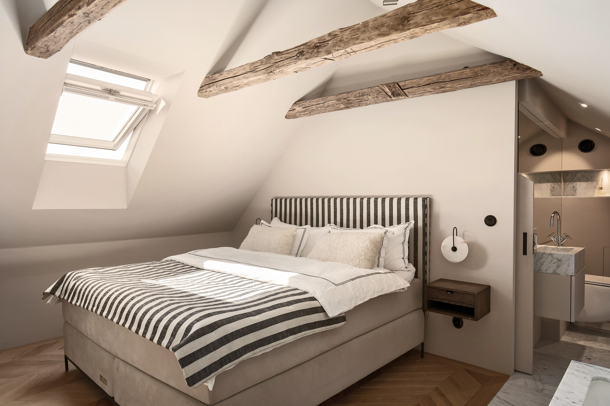 chambre mansardée avec poutres décoration design