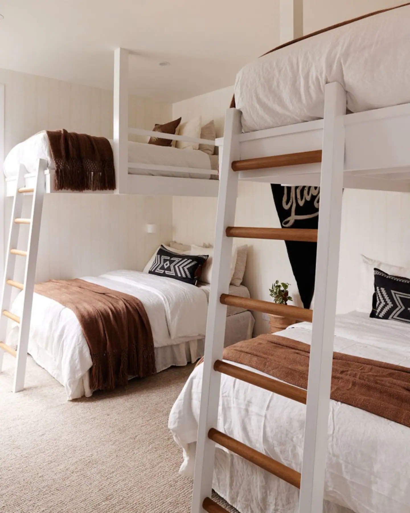 chambre dortoir avec lits superposés