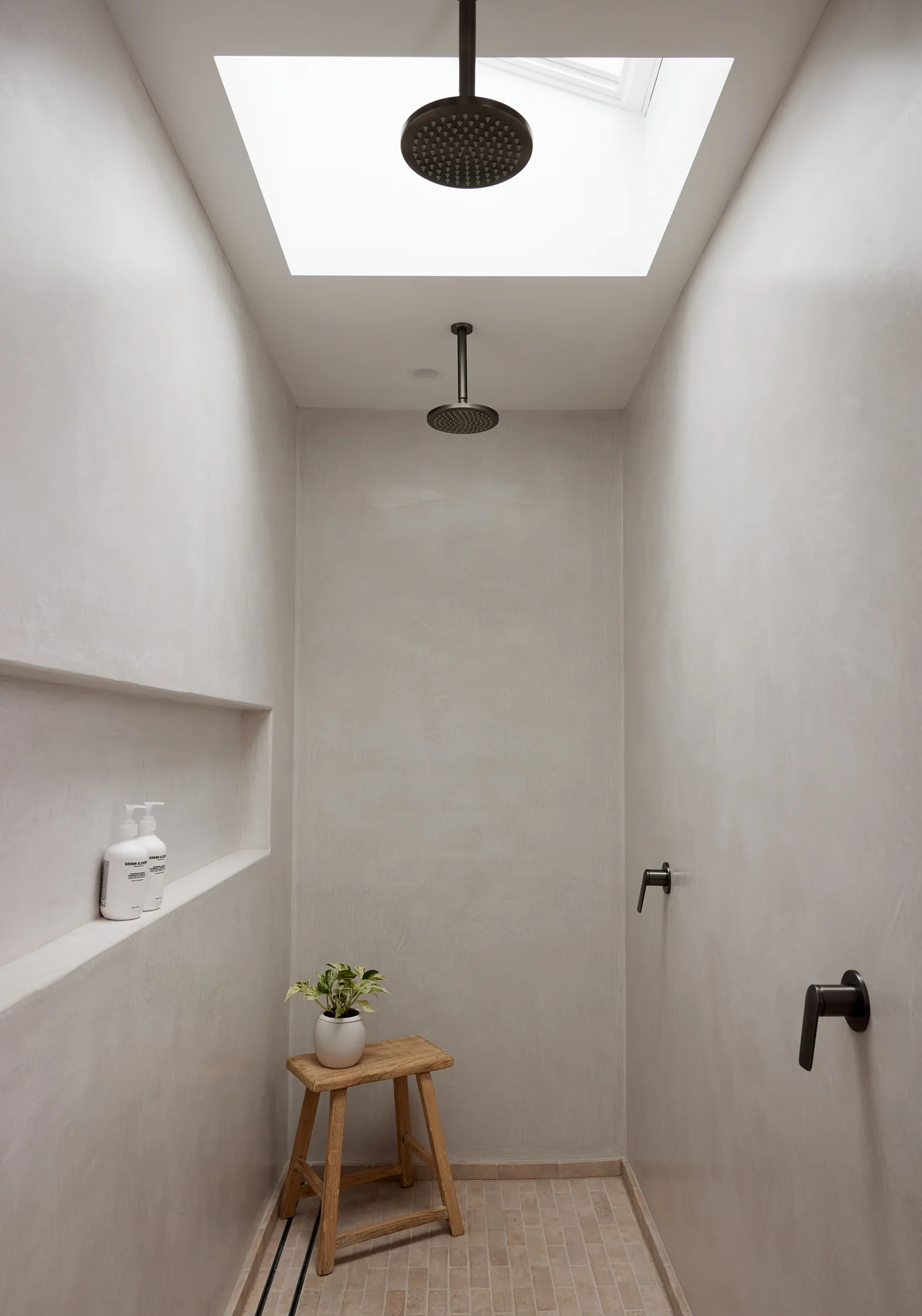 salle de bain murs enduits