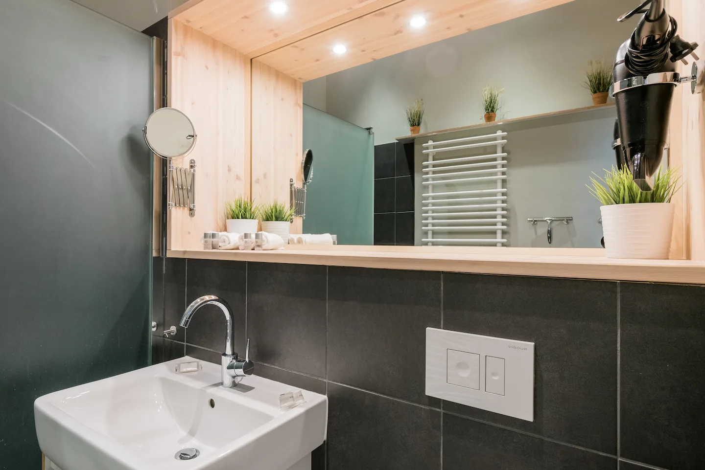 salle de bain noire et bois salle de bain noire et bois