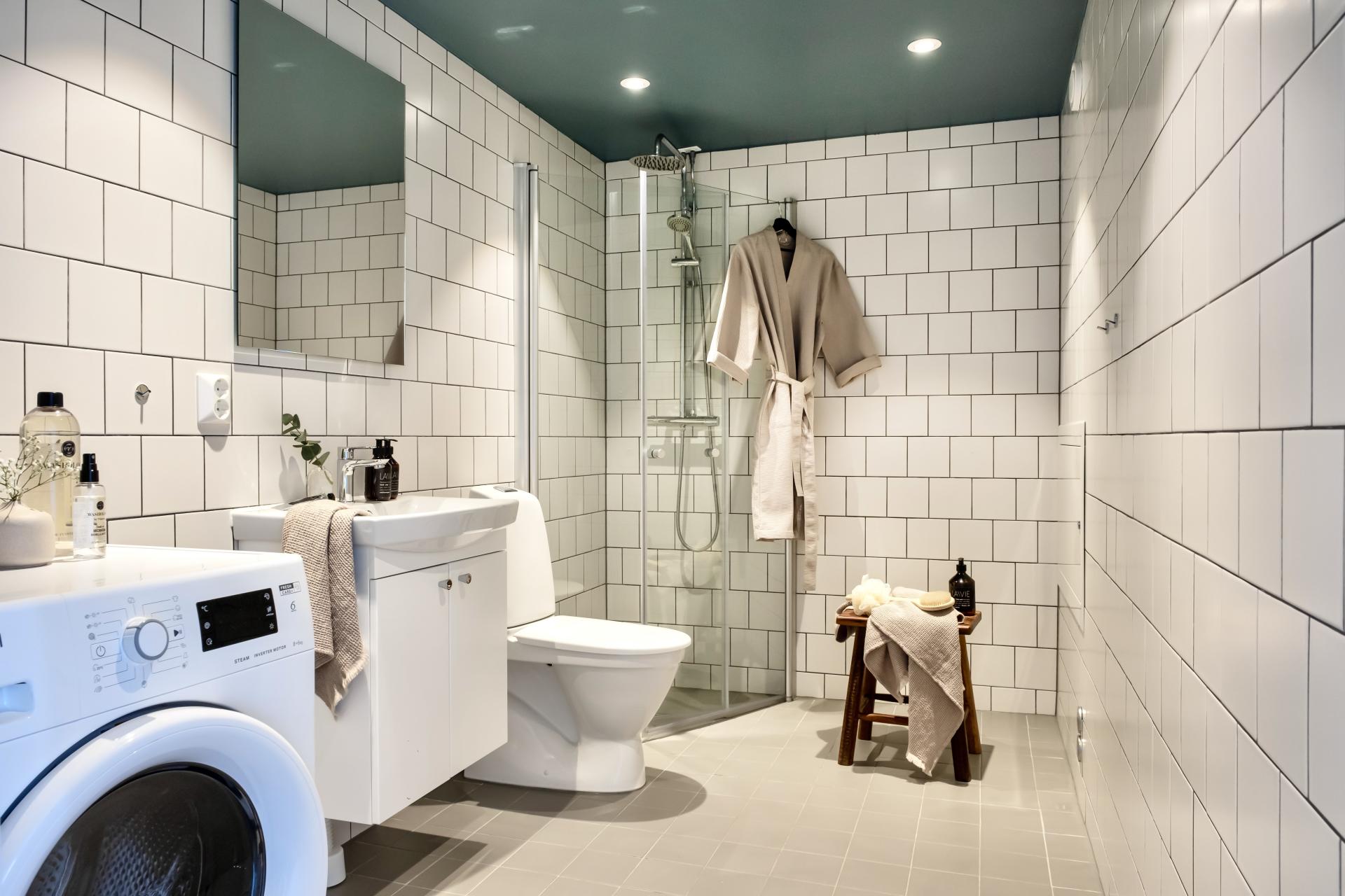 salle de bain carrelage blanc