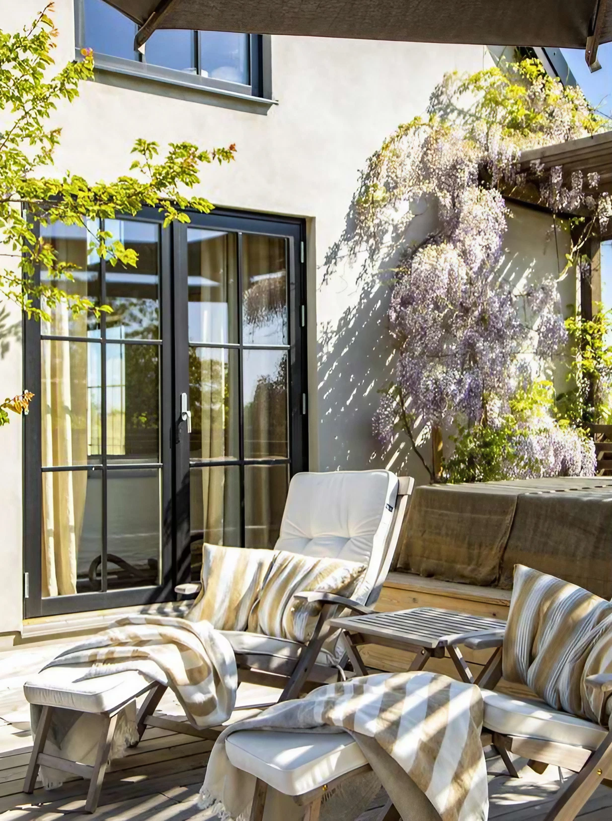 chaise longue bois dans jardin de ville chaise longue bois dans jardin de ville