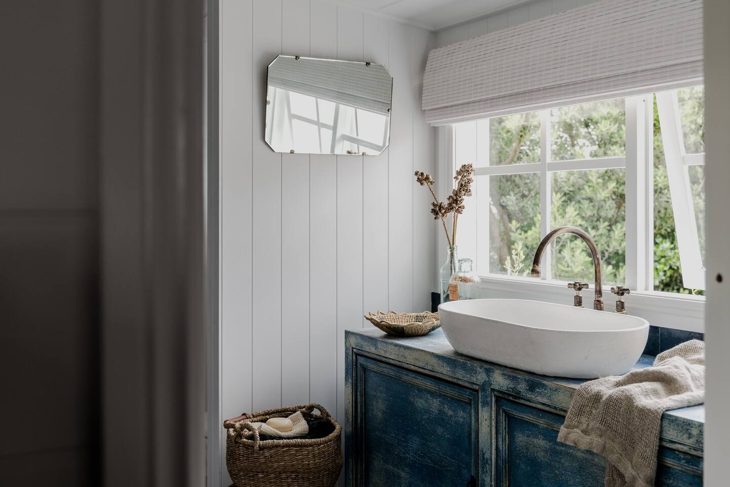 salle de bain décoration blanche et bleue maison bord de mer salle de bain décoration blanche et bleue maison bord de mer
