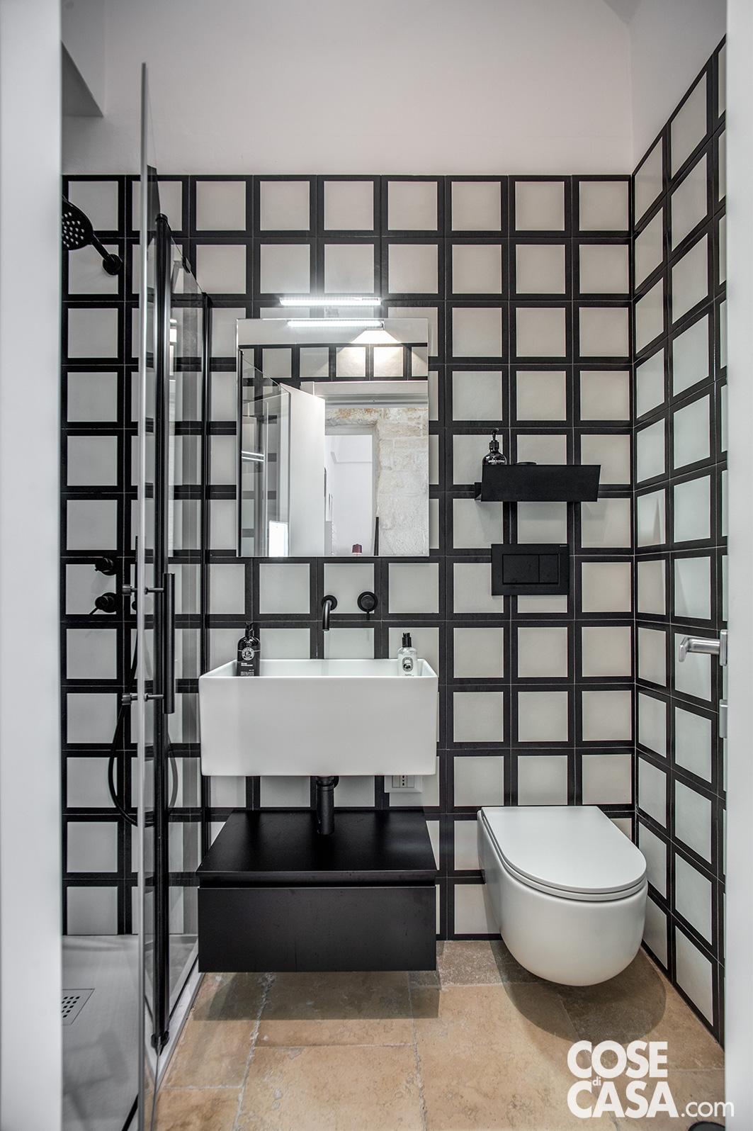 salle de bain design noire et blanche décoration moderne