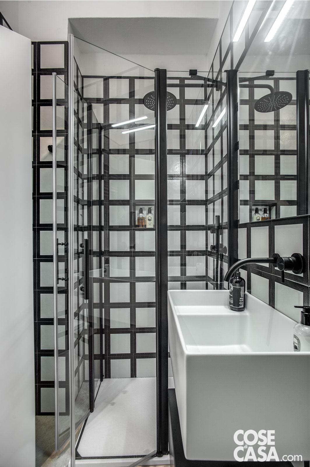 salle de bain design noire et blanche décoration moderne