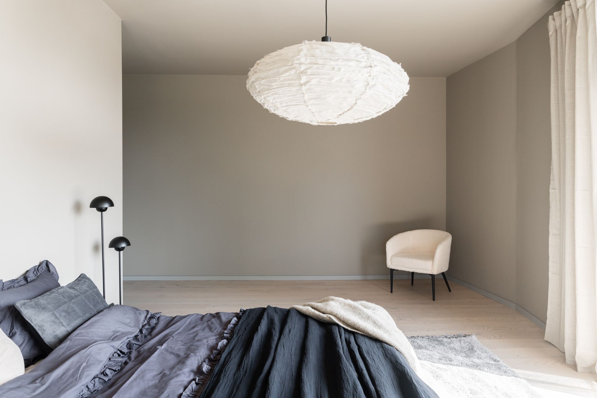 chambre contemporaine décoration beige et noir