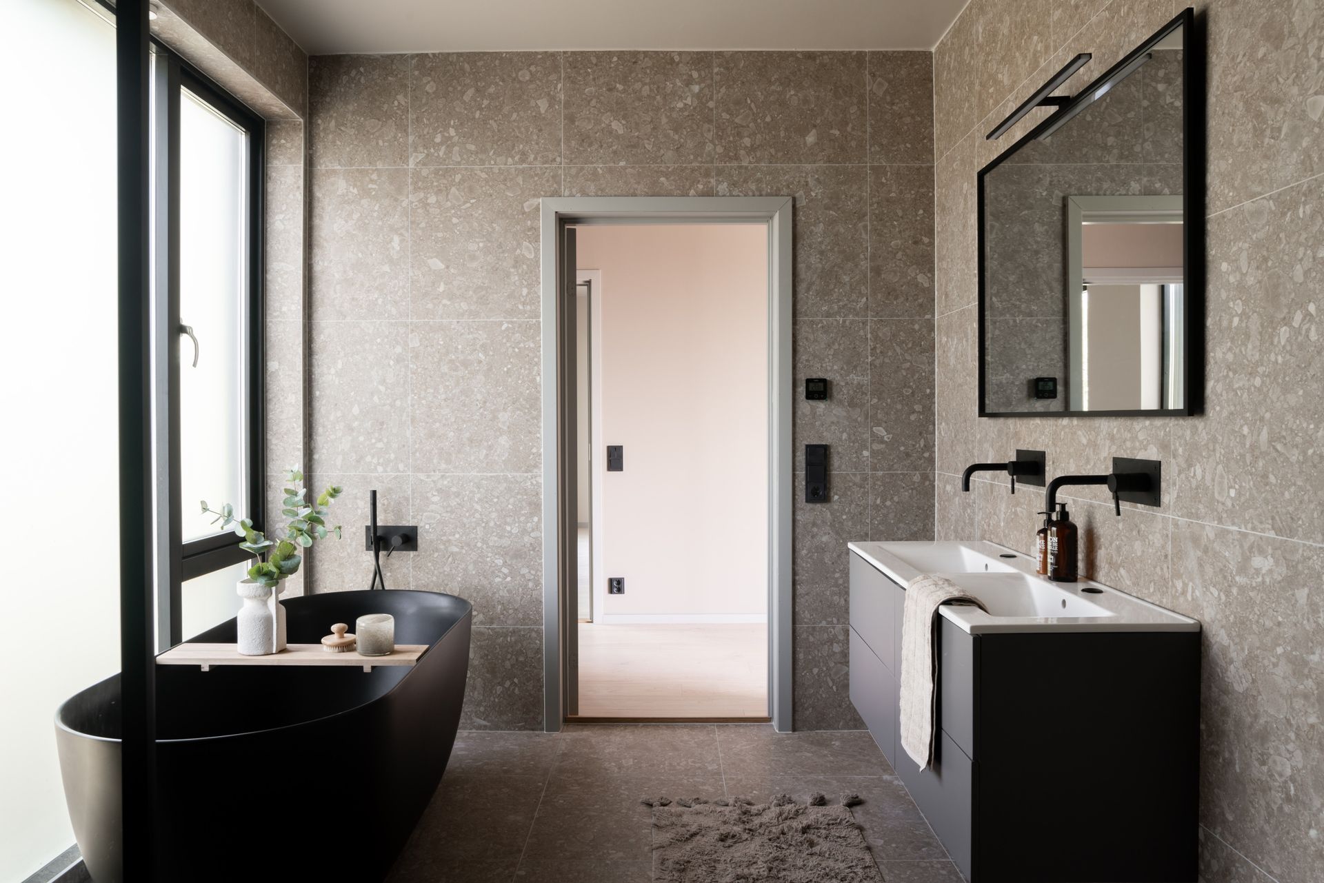 salle de bain design baignoire îlot noire