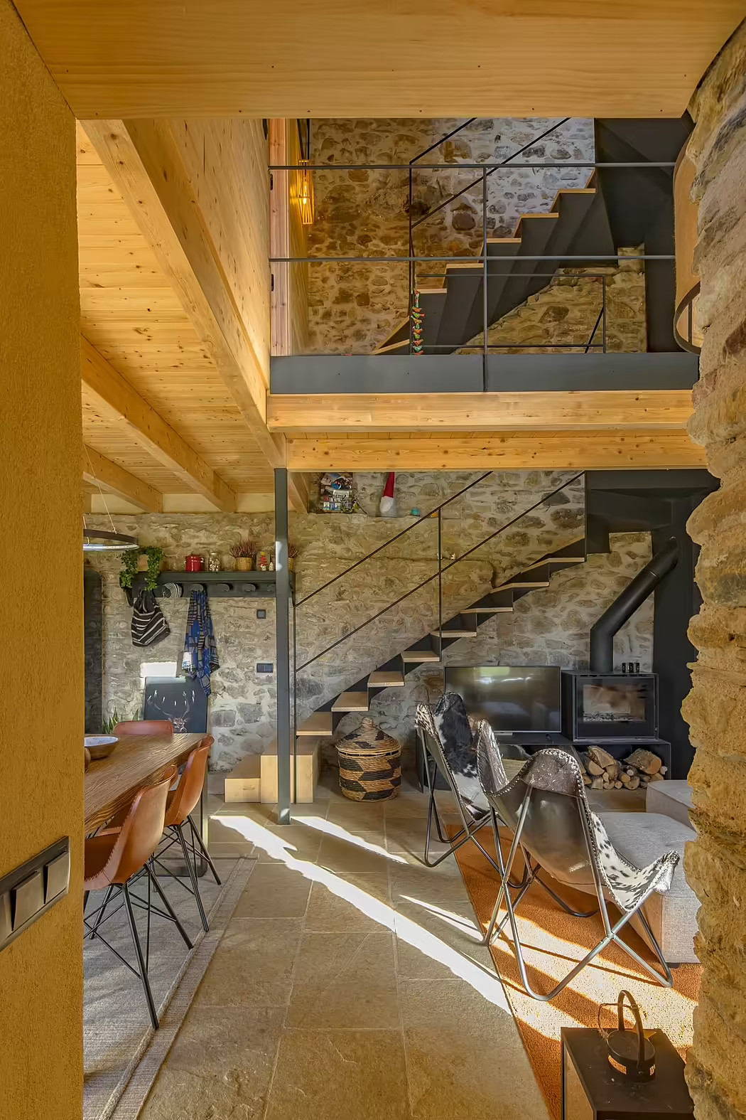 salon maison en pierres rénovée et agrandie