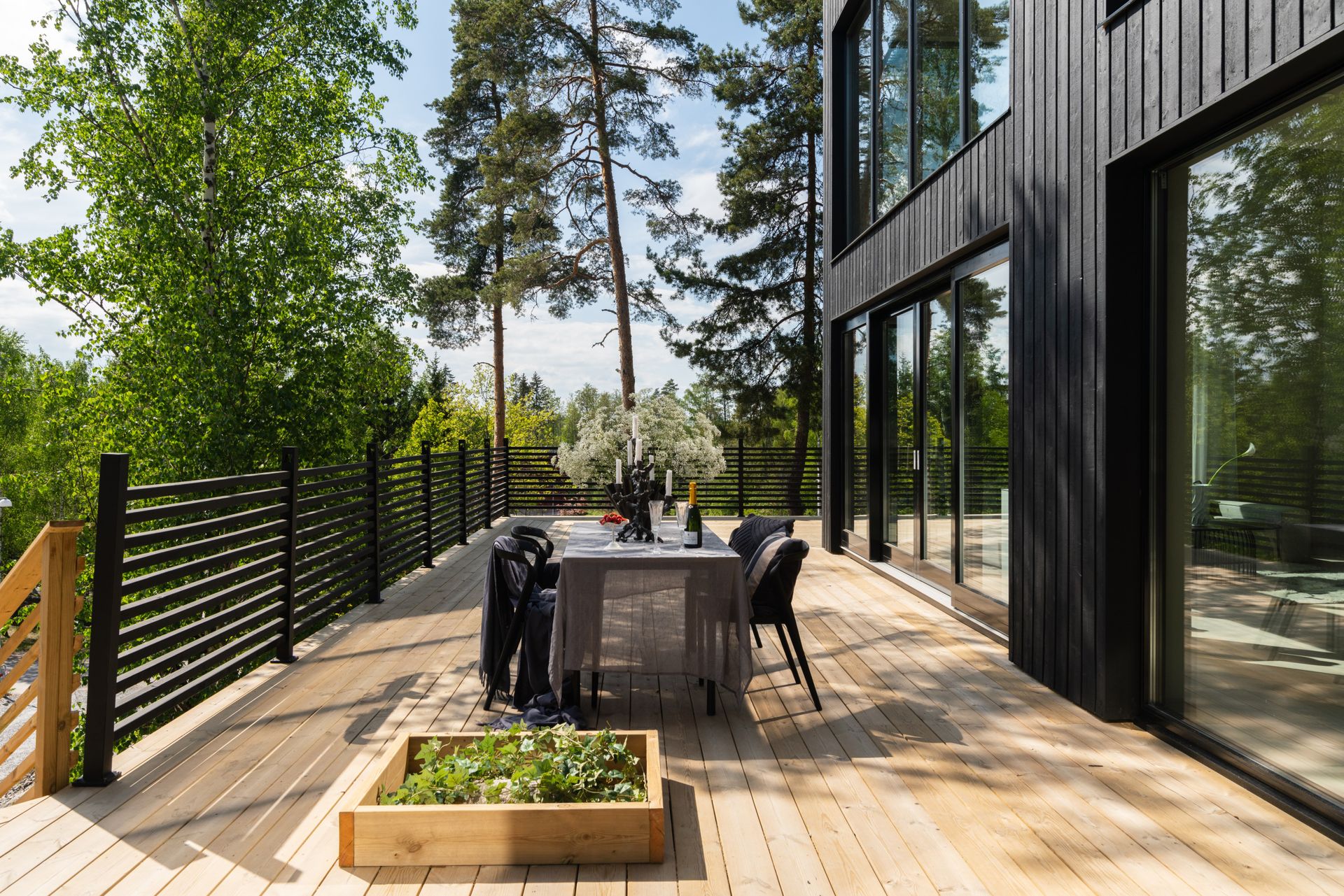 maison en bois sombre avec terrasse en bois