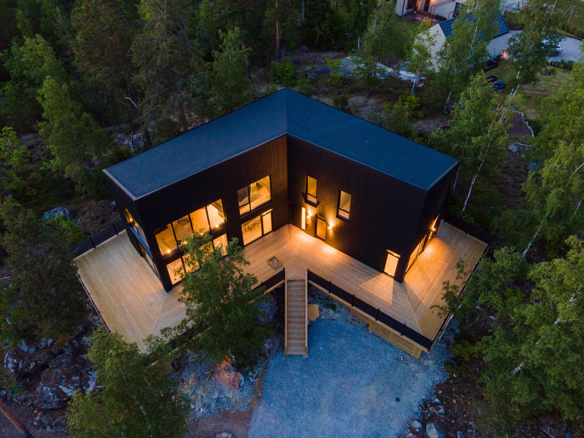 maison en bois sombre avec terrasse en bois