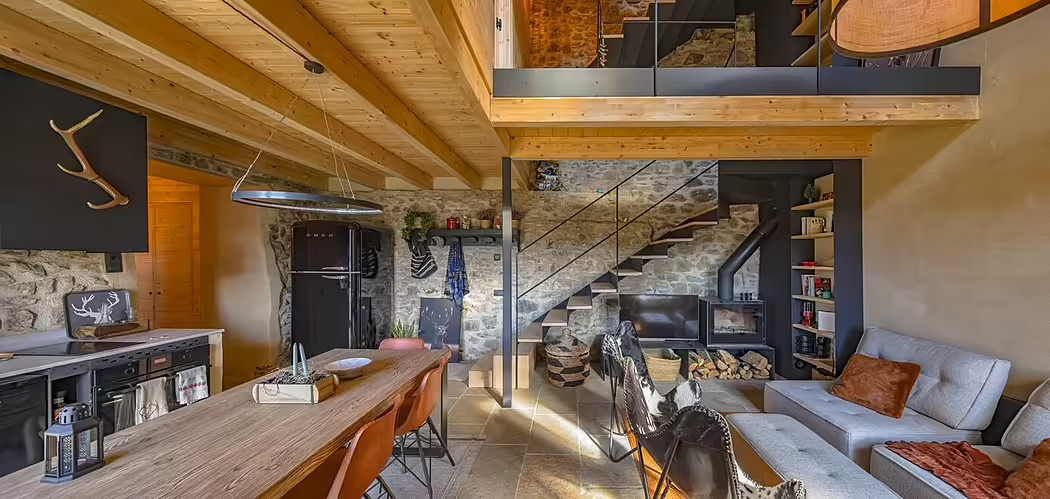 salon et cuisine maison en pierres rénovée et agrandie