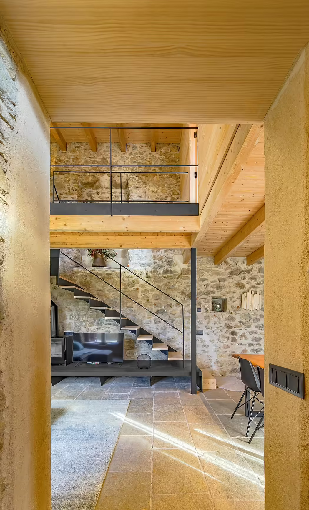 escalier acier dans maison en pierres rénovée et agrandie
