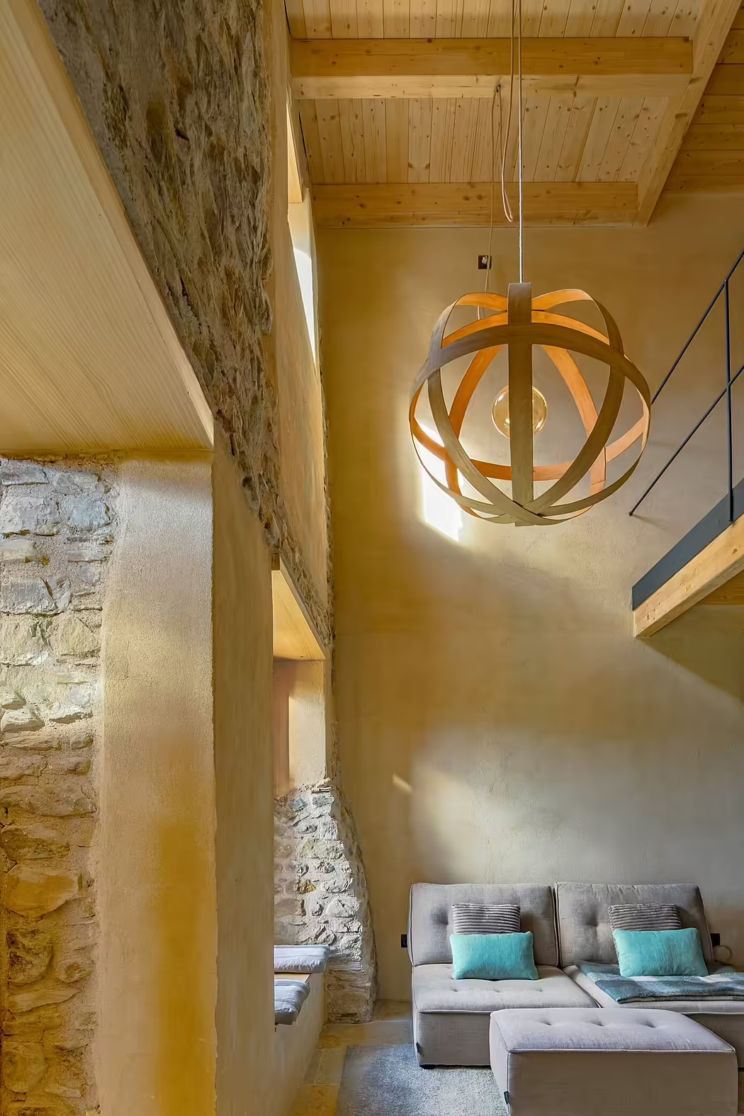 salon maison en pierres rénovée et agrandie