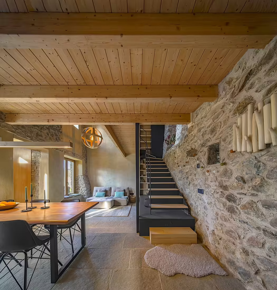 salon et salle à manger maison en pierres rénovée et agrandie