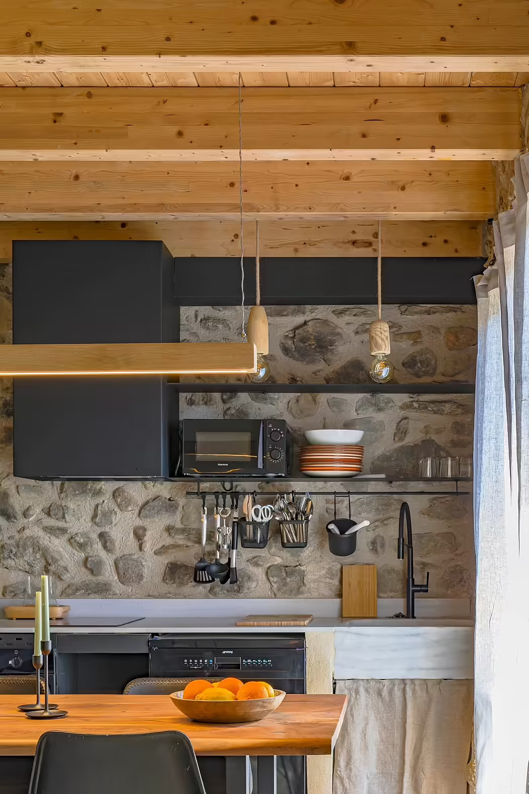 cuisine maison en pierres rénovée et agrandie