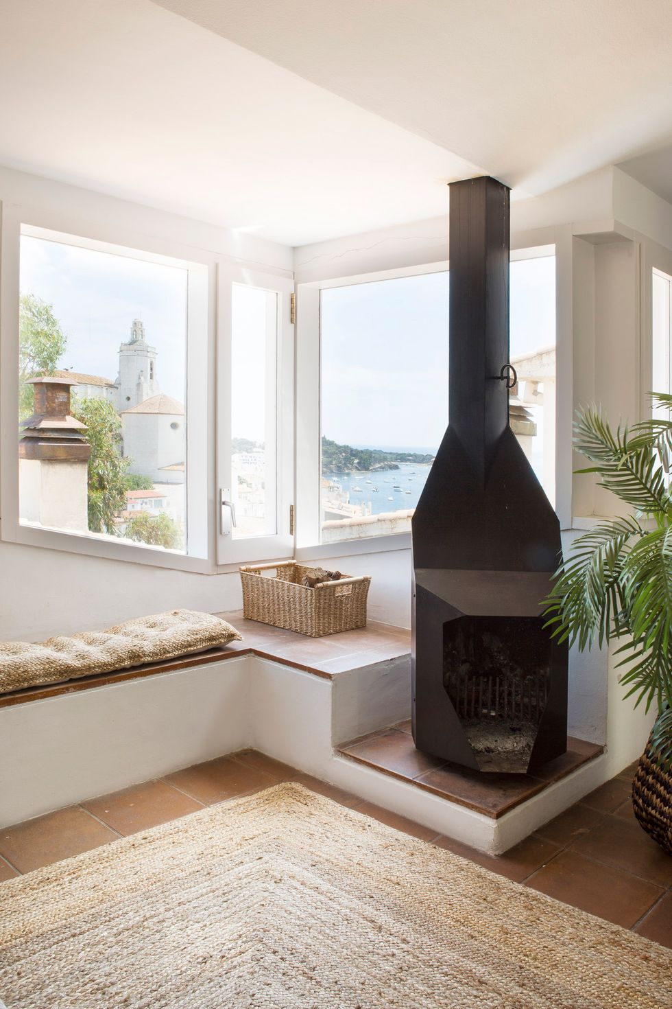 salon avec cheminée et vue mer