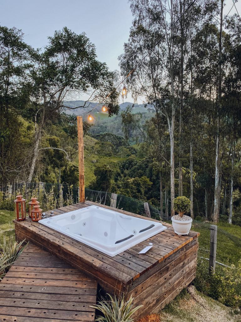 jacuzzi sur terrasse bois