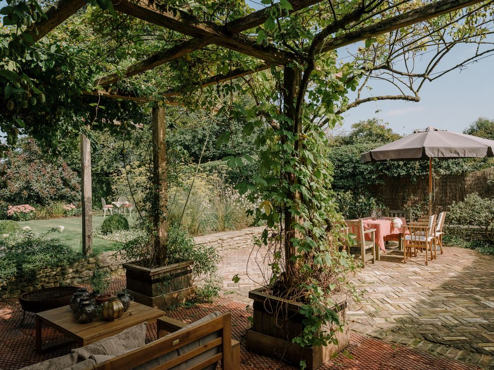 terrasse pavée avec pergola maison de campagne terrasse pavée avec pergola maison de campagne
