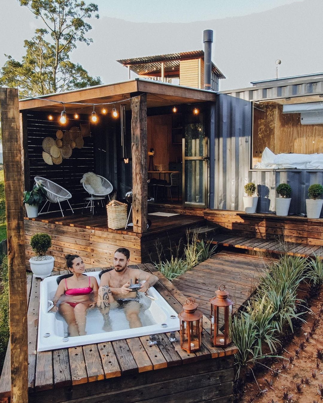 mini maison container avec jacuzzi