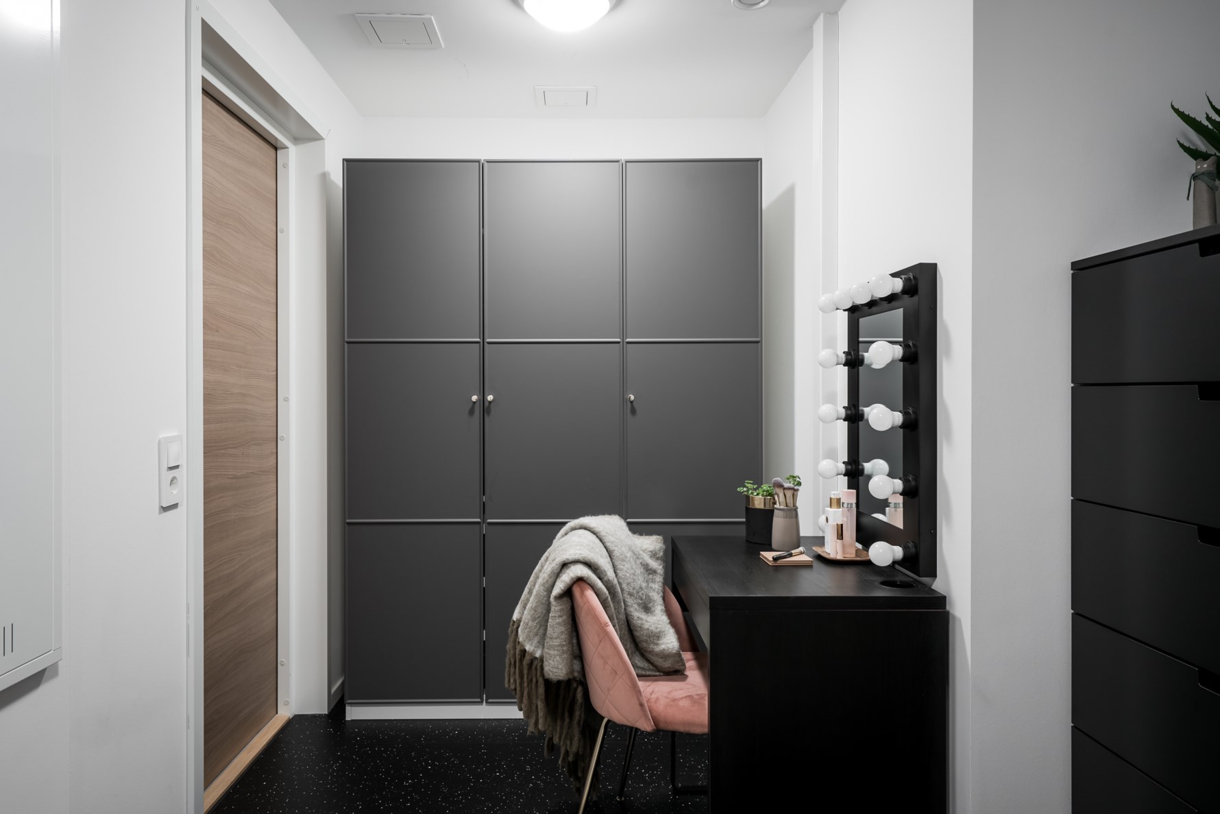 chambre avec espace bureau