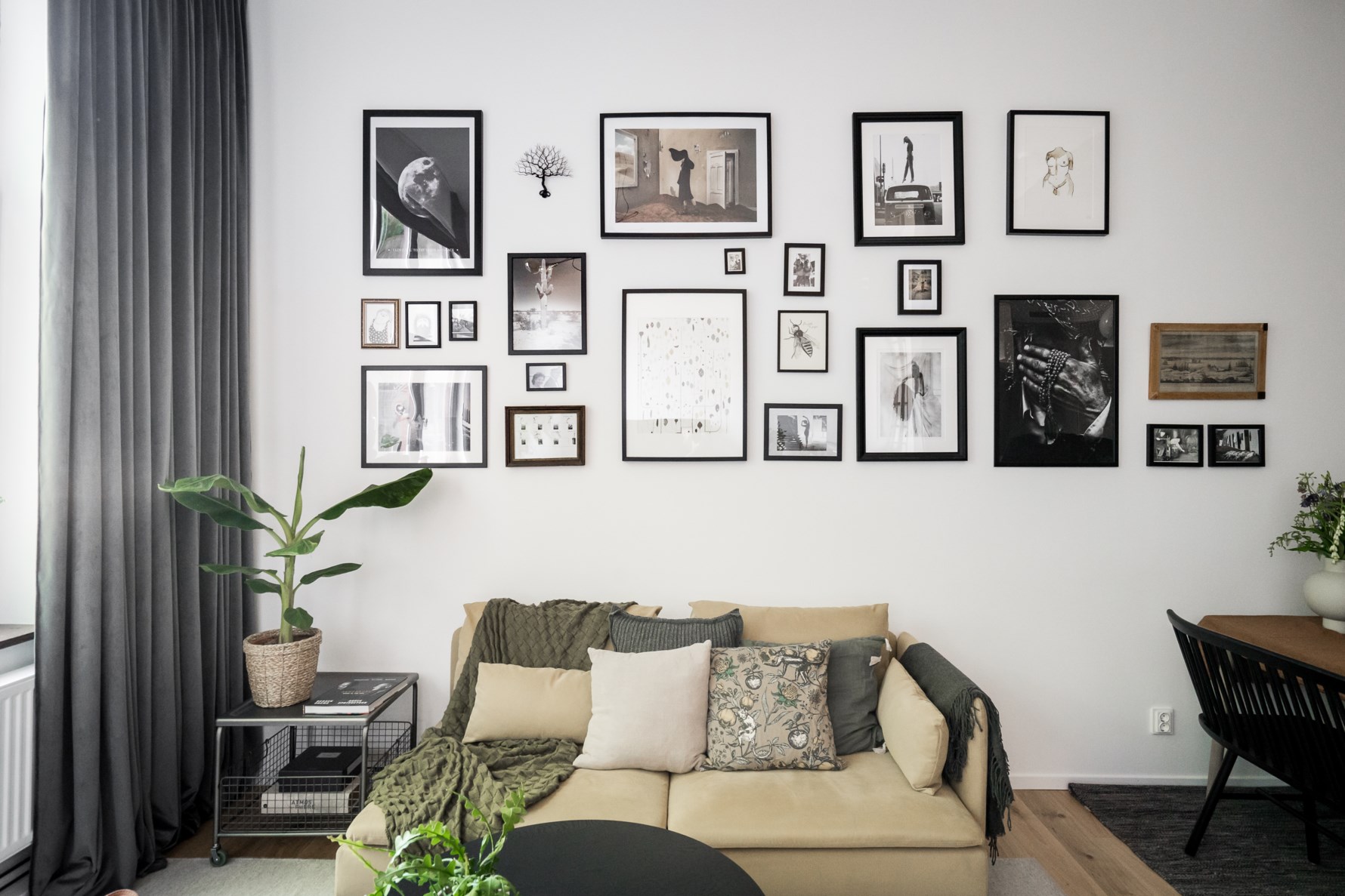 salon avec mur d'images décoration scandinave