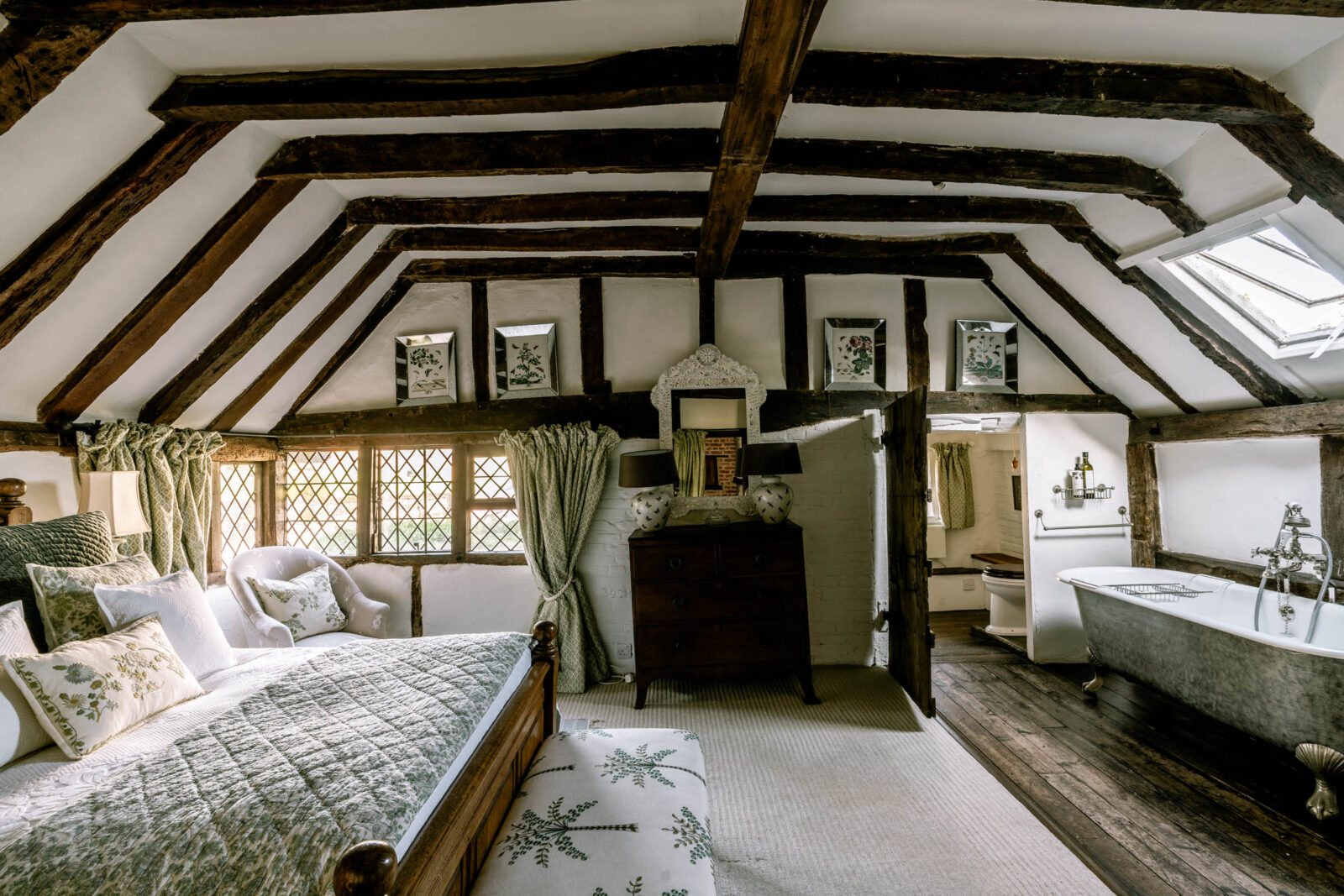 chambre avec potures et baignoire chambre avec potures et baignoire