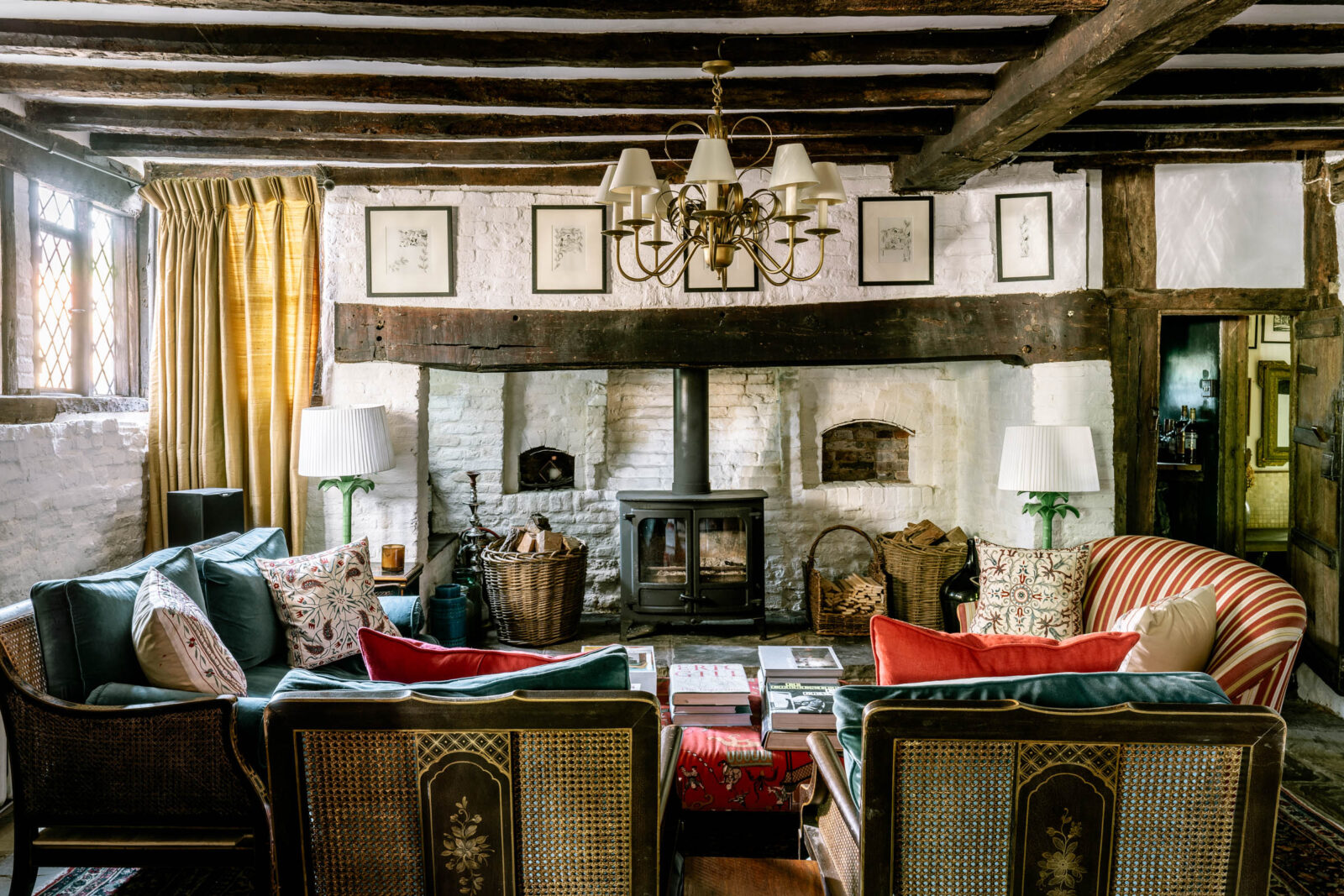 salon avec poutres maison ancienne style Tudor Angleterre salon avec poutres maison ancienne style Tudor Angleterre