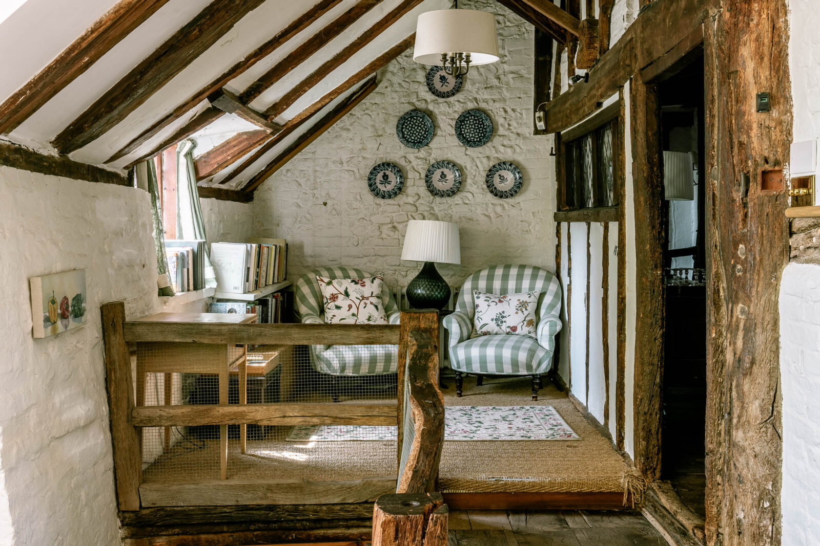 petit salon avec poutres maison ancienne style Tudor Angleterre petit salon avec poutres maison ancienne style Tudor Angleterre