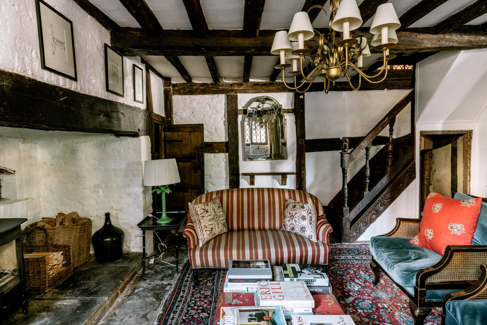 salon avec poutres maison ancienne style Tudor Angleterre salon avec poutres maison ancienne style Tudor Angleterre