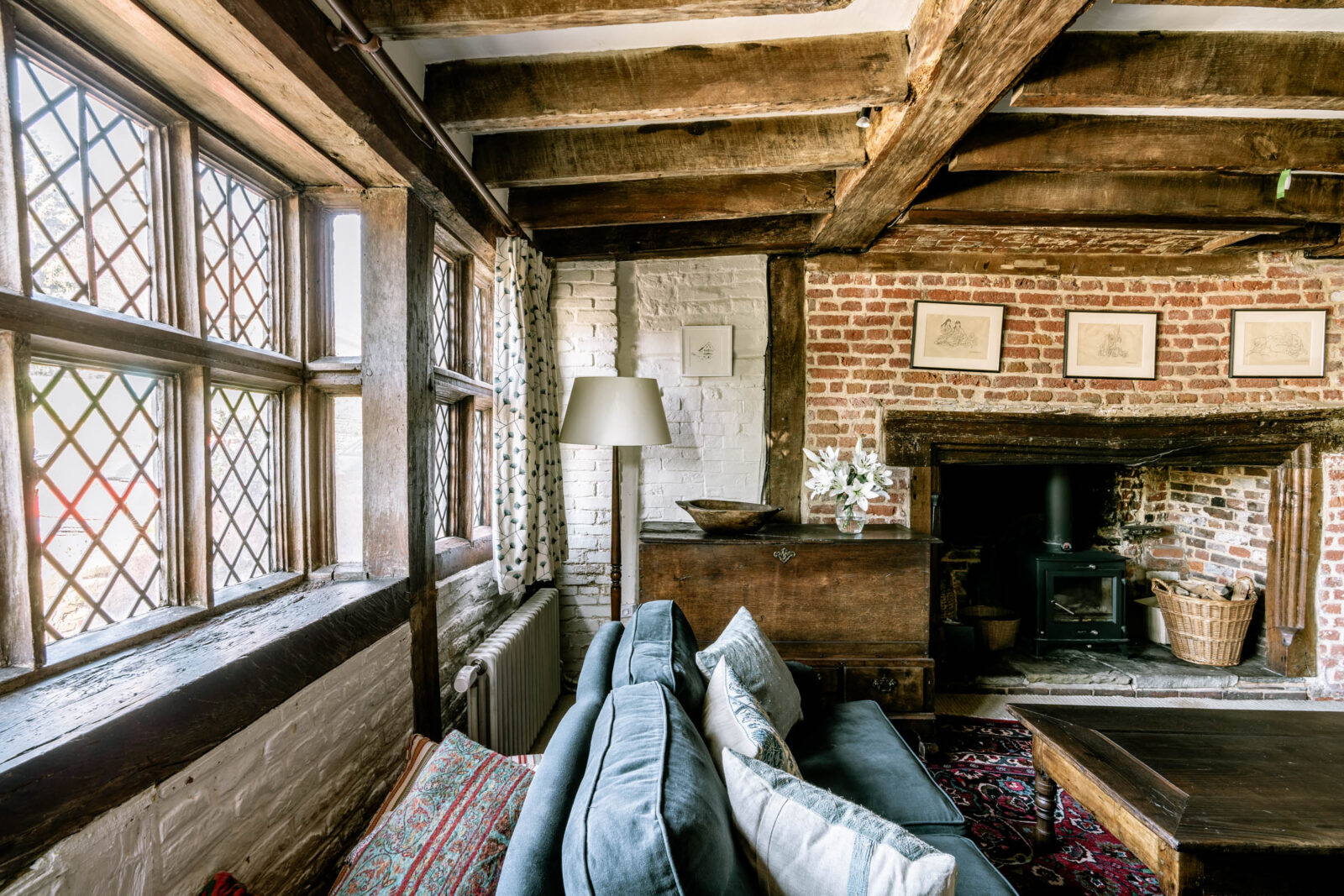 salon avec poutres maison ancienne style Tudor Angleterre salon avec poutres maison ancienne style Tudor Angleterre