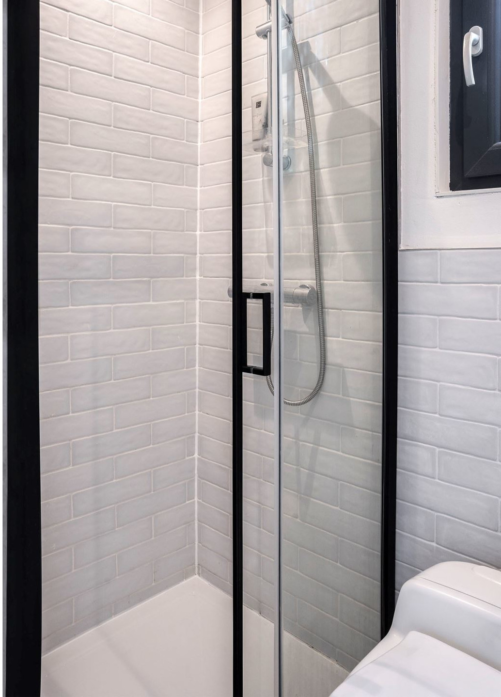salle de bain carrelage métro blanc