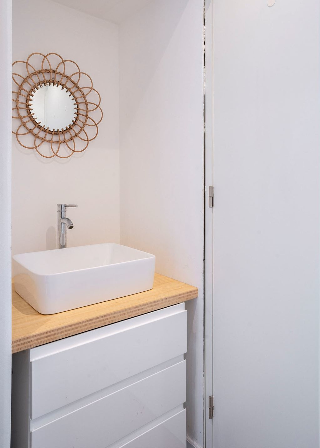 salle de bain bois et blanc