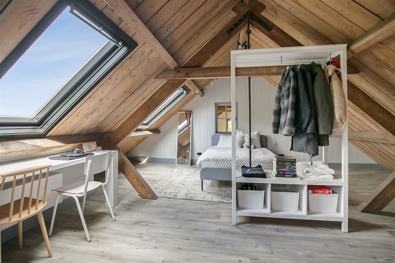 chambre dans combles maison ancienne décoration contemporaine