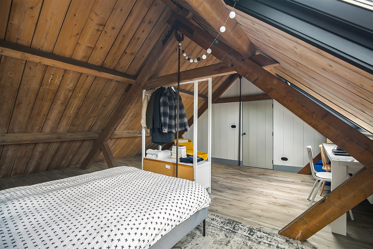 chambre dans combles maison ancienne décoration contemporaine
