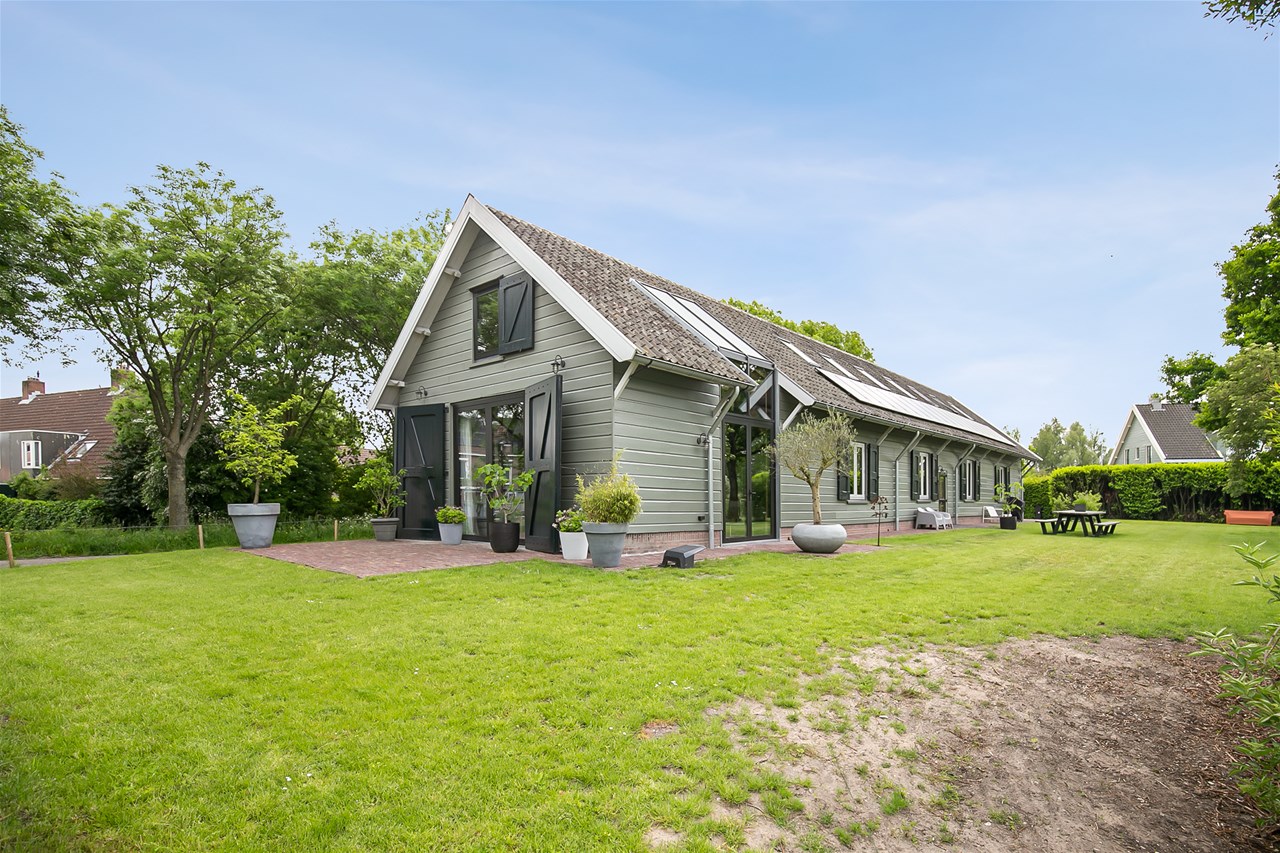 maison type longère façade bardée bois