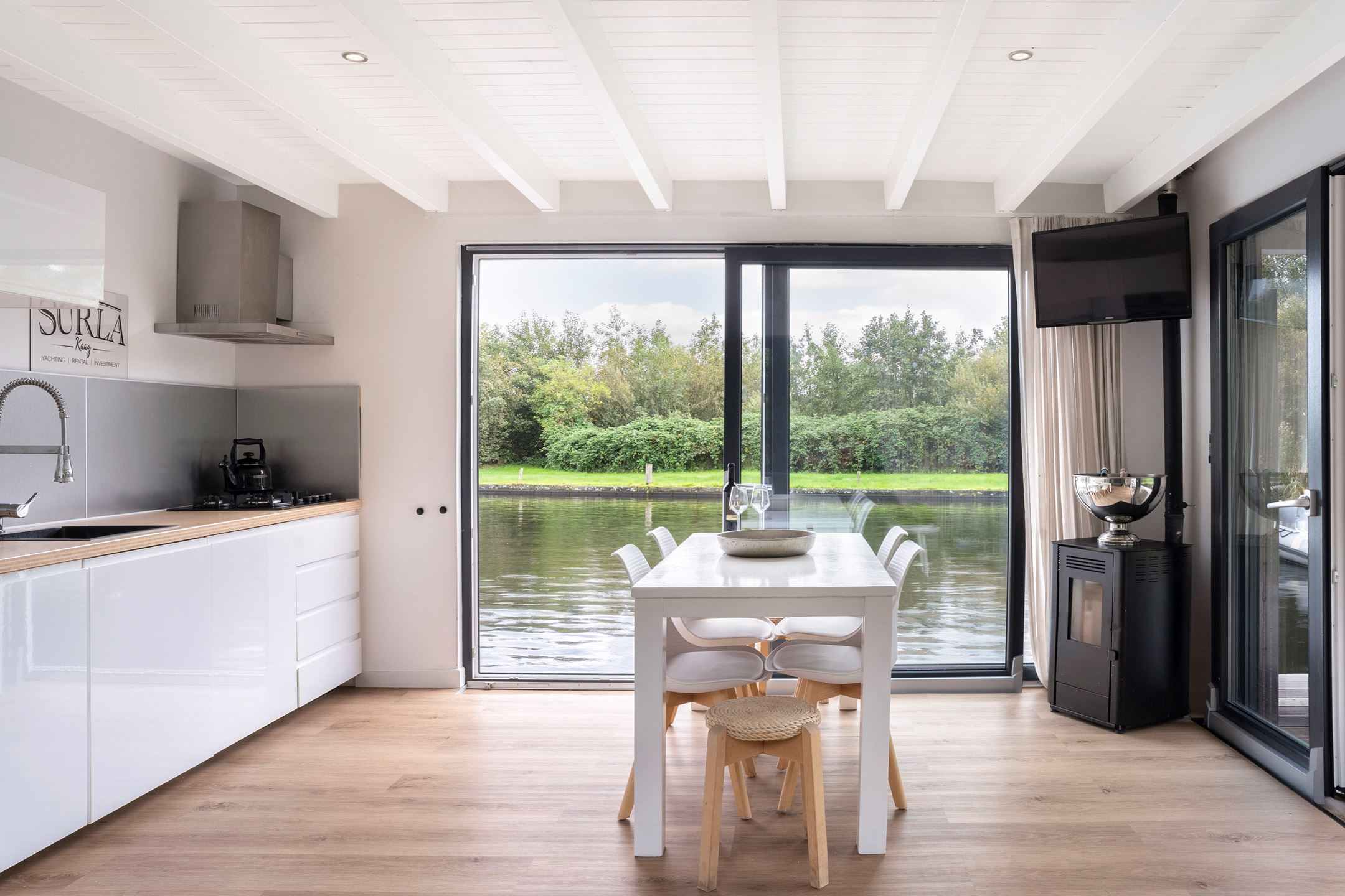 cuisine et salle à manger petite maison flottante 51m2