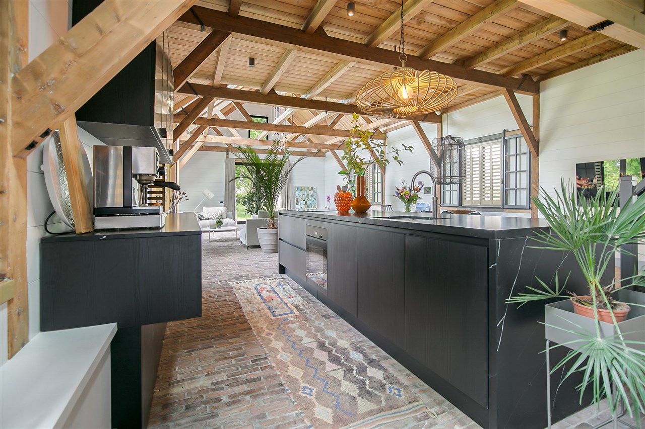 cuisine ouverte design avec îlot marbre noir